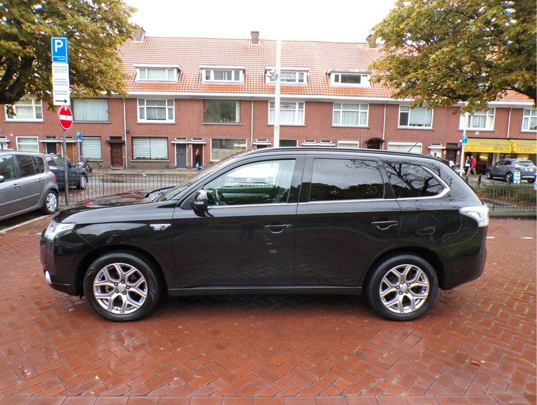 Mitsubishi Outlander / 2
