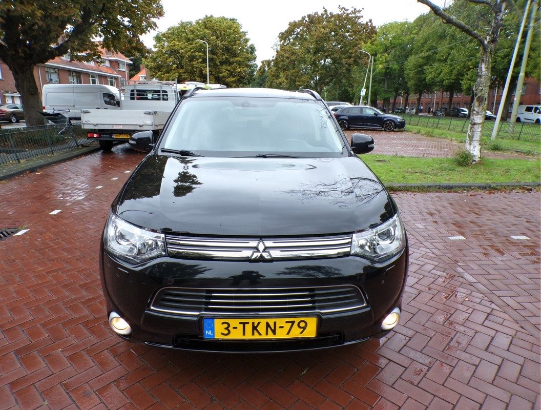 Mitsubishi Outlander / 4